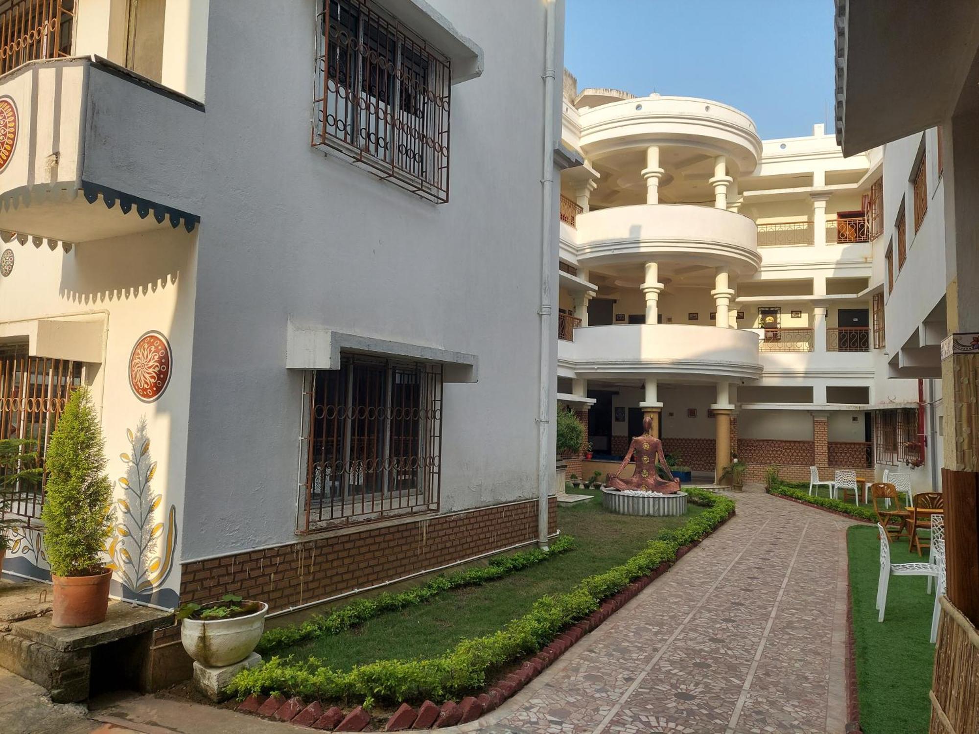 Hotel Kolam Shānti Niketan Exterior foto