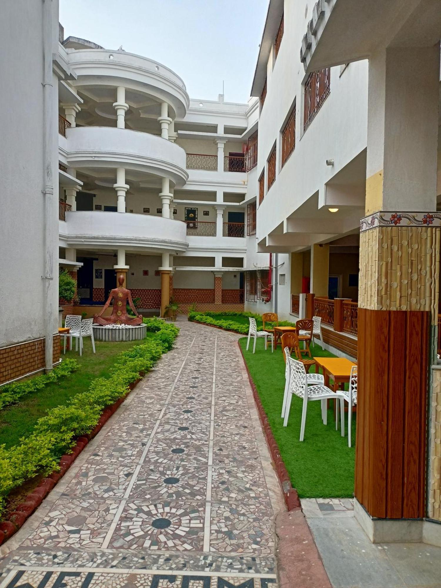 Hotel Kolam Shānti Niketan Exterior foto